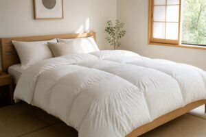白い羽毛布団を整えた明るい寝室と朝の光